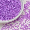 Nahaufnahme von 3mm lila Glasperlen in einer weißen Schale für DIY Schmuckdesign - 10g/Packung / Lila (M1330) / 3mm
