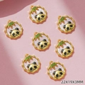 Vista macro de dijes de panda en esmalte con acabado blanco perlado y tamaño 22x19x3mm - Estilo Rosa (G338)