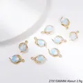 Makro-Detail des Legierungs-Tropfenanhängers mit Opalstein und Strass, Größe 27x15x6mm - Tröpfchen-Edelstein Anhänger (G150)