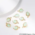 Makroaufnahme von tropfenförmigem hellgrünem Edelstein-Anhänger mit Goldrand, 27x15x6mm - Tröpfchen-Edelstein Anhänger (G151)