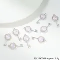 Detailansicht der silbernen Schlüsselanhänger mit rosa Opalen und Strassbesatz - Schlüssel Anhänger (G186)