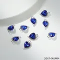 Détail macro du pendentif cœur en cristal bleu avec cadre argenté et strass, 20x14x6mm - Bleu