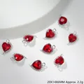 Vue détaillée du pendentif cœur rouge 20x14mm avec bord argenté et petits diamants - Rouge
