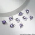Vue macro d'un pendentif cœur violet avec bord argenté et dimensions 20x14x6mm - Violet