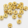 Makroaufnahme goldener Rondelle-Zwischenperlen mit Strasssteinen für DIY-Schmuck - 4mm (100 Stk) / Gold