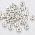 Nahaufnahme von versilberten Wellenperlen mit glitzernden Strasssteinen zum Basteln von Schmuck - 8mm (100 Stück/Packung) / Silber