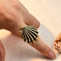 Auffälliger Muschelring in Schwarz und Gold aus Edelstahl für einen Urlaubsstil - Schwarz Gold Muschel Stil (JZ-YS506)