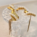 Dettaglio di orecchini a foglia d'oro con perle bianche e lunghe catene di nappe su vetro - Stile Borla Perla Foglia Pieghettata (RS-YS461-4)