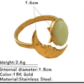 Détail d'une bague en acier inoxydable doré 18 carats avec pierre de lune verte - Design Étoile et Lune (JZ-YS702-1)