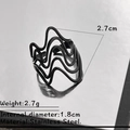 Anillo de acero inoxidable negro con diseño de ondas y altura de 2,7 cm - Estilo Hueco Geométrico de Línea Ondulada (JZ-530-6-B)