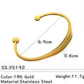Dettaglio del bracciale in acciaio inossidabile oro 18K con design a bobina e sfere - Stile Artigianale a Spirale Sottile (SS-YS190) / Diametro Interno 6,9cm Larghezza 0,6cm / Oro 18K