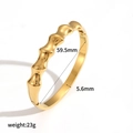 Detail eines gewellten goldfarbenen Titanstahl-Armreifens mit 5,6 mm Breite und 59,5 mm - Wellenmusterstil (SS-YS195)
