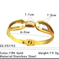 Bracciale rigido minimalista in acciaio inossidabile placcato oro 18 carati con zirconi - Stile con Intarsio di Strass a Forma di Ventaglio Cavo (SS-YS192) / Diametro Interno 6,0cm Larghezza 1,5cm / Oro 18K