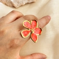 Auffälliger goldener Blumenring mit orange-rosa Emaille auf warmem Satin-Hintergrund - Orange Rosa Große Blume Stil (JZ-YS432-1)