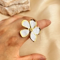 Auffälliger goldener Blumenring mit weißen Emaille-Blütenblättern und Marmortextur - Weiße Marmorblume Stil (JZ-YS432-4)