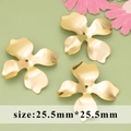 Dijes de flores de metal dorado pulido de 25,5 mm para creación de joyas y artesanía - Rebanada de Flor Sólida de 4 Pétalos 25.5mm (MF7106A)
