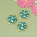 Drei goldene Blumenverbinder mit himmelblauen Zirkonia für DIY-Schmuckherstellung - Königsblau (MF8609A)