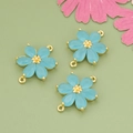 Drei hellblaue Blumenanhänger mit sechs Blütenblättern und Goldbeschichtung für DIY-Schmuck - Himmelblau (MF8610A)