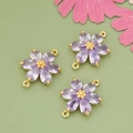 Lavendelfarbene Blumenanhänger mit sechs Zirkonia-Blütenblättern und goldenen Ösen - Lila (MF8611A)