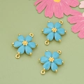 DIY Sechsblättrige Blumen-Schmuckverbinder in Hellblau mit goldener Metallbasis - Türkis (MF8612A)