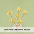 Chiodino a testa floreale in zircone oro 7mm per gioielli DIY con lunghezza 45mm e spessore 0,65mm - Grappolo di fiori con perline (MG2602A) / 10 Pezzi/Confezione (7mm) / Oro