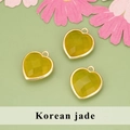 Trois pendentifs en jade coréen taillé en cœur avec bordure dorée et boucle de suspension - Jade Coréen