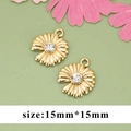 15mm goldfarbener Titanstahl-Blumenanhänger mit klarem Strassstein für DIY-Schmuck - Gänseblümchen-Stil (MG6301)