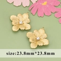 Goldener Blumenanhänger mit weißem Zirkonia und Relieftextur für DIY-Schmuck - Radiales Muster Eingelegte Blüte (MG6304)