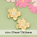 Vintage vergulde titanium stalen bloem hanger met kristallen voor DIY sieraden maken - Geborstelde Drie-Steens Bloem Stijl (MG6305)