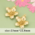 Set van twee gouden bloemhangers van 23mm met geborstelde textuur en ophanglusjes - Geborstelde Ronde Stamper Bloem Stijl (MG6307)