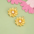 Delicate daisy flower pendant with yellow zircon petals and white pearl center detail - Yellow 03as — [1 Piece]