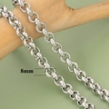 Makroaufnahme einer 8mm strukturierten Silberkette, gewickelt um einen Holzast - 8mm Silber Spiral Texturierter Stil (C11807)