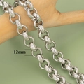 Detail einer 12 mm silbernen Metallkette mit Hammerschlag-Textur auf Holzständer - 12mm Silber Gehämmerter Vintage Stil (C11810)