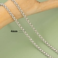 4mm Silber Hammerschlag-Kette aus 18K vergoldetem Material auf einem Holzast präsentiert - 4mm Silber Gehämmerter Runder Stil (C11805)