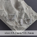 Detailsicht der versilberten Zirkon-Blumenschließe mit Größe 13,1mm mal 12,3mm - Silberne Pave-Reihe Stil (M104601)