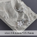 Makroaufnahme von S925 Sterling Silber Blumen-Creolen mit klaren Zirkon-Blüten - Silberner Tropfen-Blumen Stil (M104604)