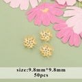 Makroansicht der 9,8 mm 18k vergoldeten hohlen Blumenauslasskappen für DIY-Schmuckbau - 9,8mm (50 Stück/Packung)