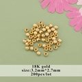 Dettaglio macro di perline distanziatrici stardust da 3,2mm placcate oro per DIY - Stile (08)