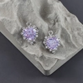 Makroaufnahme von lila Herz-Zirkonia-Anhängern mit silberner Pavé-Fassung und Details - Silberrahmen Violetter Zirkonia (M108504)