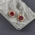 Vue macro détaillée de pendentifs cœur plaqués or 18 carats avec pierres rouge rubis - Cadre Doré Zirconia Rouge (M108508)