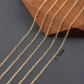 Détail macro d'une chaîne câble plaquée or 18k de 1,7 mm pour bijoux DIY - 1.7mm / Chaîne Maille Forçat (C25904) / 3 Mètres / Or 18K