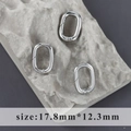 Tre anelli a molla ovali in argento da 17,8mm su uno sfondo di pietra grigia - Stile Ovale Piccolo Argento (M110901)