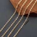 Gros plan d'une chaîne maille forçat dorée de 2,6 mm montrant les détails des maillons - 2.6mm / Chaîne Maille Forçat (C25908) / 3 Mètres / Or 18K