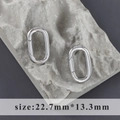 Vista dettagliata del moschettone ovale argento a molla 22,7x13,3mm su pietra - Stile Ovale Medio Argento (M110903)