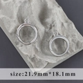 Dettaglio di moschettoni ovali su roccia con dimensioni di 21,9 mm per 18,1 mm - Stile Anello Tondo Argento (M110905)