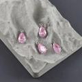 Detailansicht birnenförmiger rosa Zirkonia-Anhänger mit versilberter 4-Krallen-Fassung - Rosa Stil (M110602)