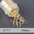 Λεπτομερής όψη χρυσών κρίκων 0,7x7mm που πέφτουν από ένα διαφανές πλαστικό μπουκάλι - Μεγάλοι Κρίκοι (M111306)