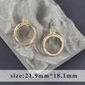 Vista macro dell'anello a molla ovale placcato oro 18k con dimensioni 21,9 mm x 18,1 mm - Stile Anello Tondo Oro (M110910)