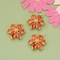 Drei orangefarbene Blumenanhänger mit 18 Karat Vergoldung und Zirkonia-Blüten - Gold - Orange