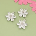 Funkelnder silberner Blumenanhänger mit Zirkonia-Blütenblättern für DIY-Schmuckherstellung - Silber - Weiß